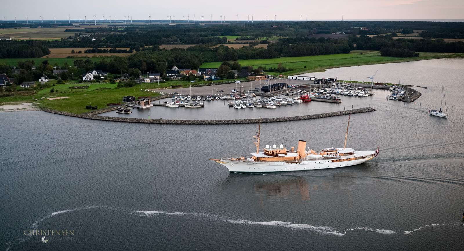 25. maj er det igen muligt at opleve Kongeskibet Dannebrog i Randers Fjord, som her ved Udbyhøj Lystbådehavn i 2023. Christensen Fotografi for Udbyhøj Lystbådehavn/Randers Kommune