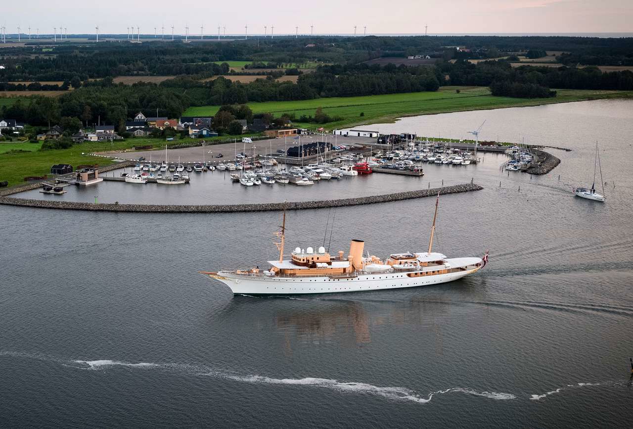 25. maj er det igen muligt at opleve Kongeskibet Dannebrog i Randers Fjord, som her ved Udbyhøj Lystbådehavn i 2023. Christensen Fotografi for Udbyhøj Lystbådehavn/Randers Kommune
