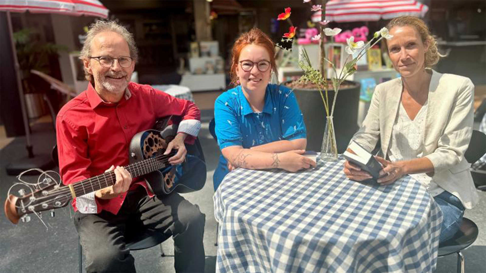 Biblioteksmusikant Peter Elmelund, børnekulturformidler og bogbuschauffør Ida Homilius og bibliotekschef Lone Føgh Westphall.